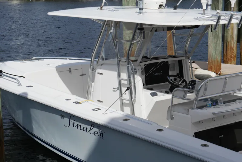 Finale Yacht Photos Pics 2004 Venture - Exterior profile on the water