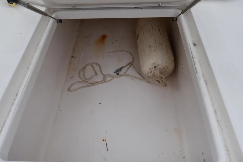 Finale Yacht Photos Pics 2004 Venture - Storage