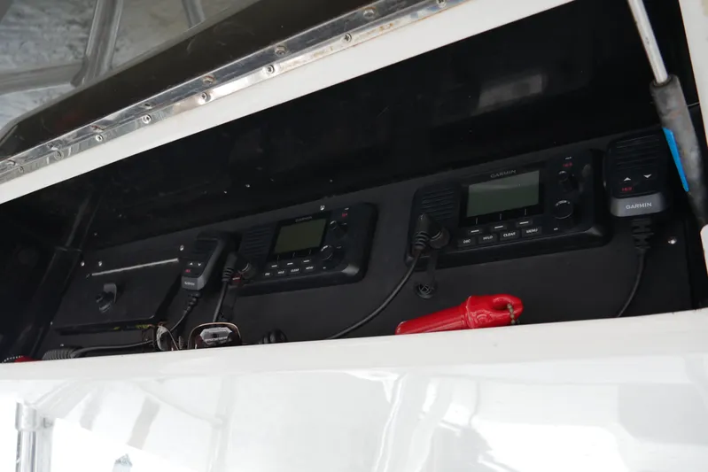 Finale Yacht Photos Pics 2004 Venture - VHF/radio