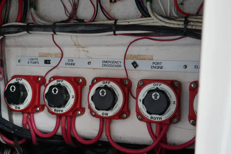 Finale Yacht Photos Pics 2004 Venture - switches