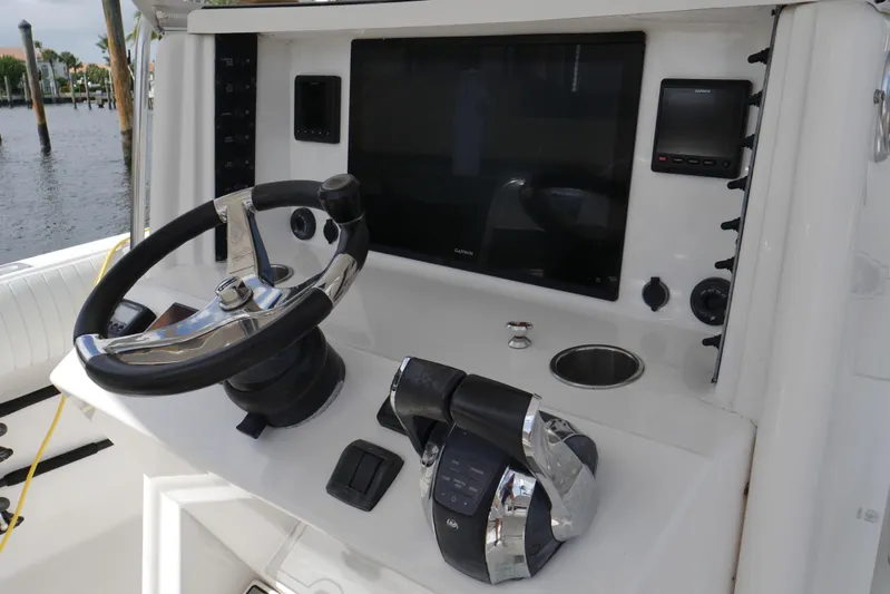 Finale Yacht Photos Pics 2004 Venture - Helm