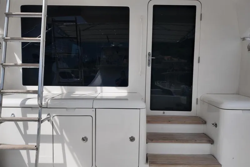  Yacht Photos Pics 2007 Bertram 510 Convertible yacht exterior with ladder and door.