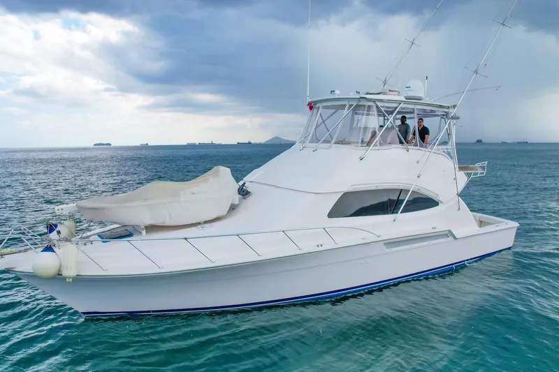  Yacht Photos Pics 2007 Bertram 510 Convertible yacht on open sea under cloudy sky.