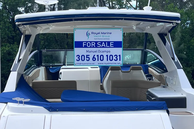 Blu Yacht Photos Pics 2020 Sea Ray Sundancer 320 Outboard for sale, featuring spacious seating and modern design.