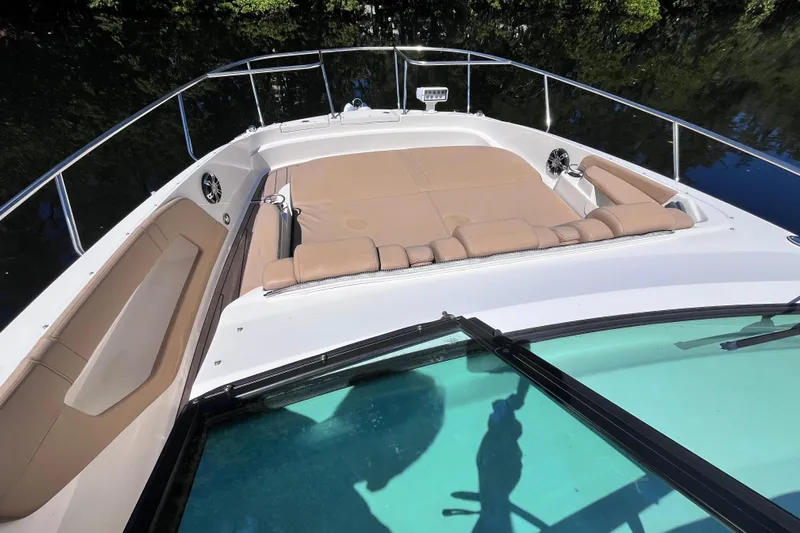 Blu Yacht Photos Pics 2020 Sea Ray Sundancer 320 Outboard with spacious sunbathing area and sleek design.