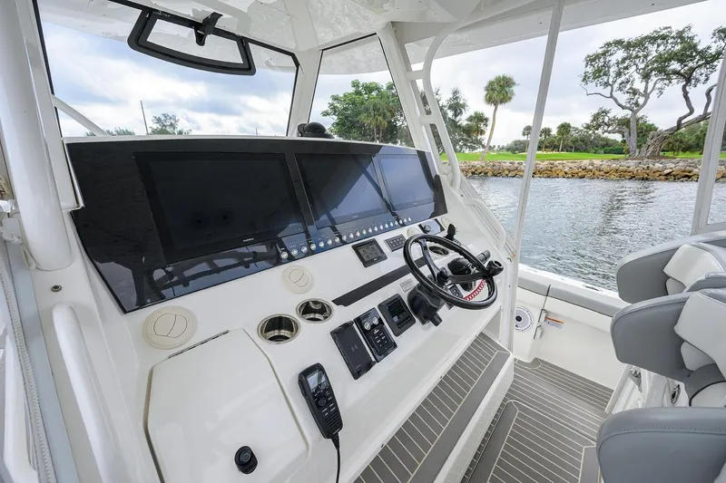 Revelry Yacht Photos Pics 41 Regulator REVELRY - Helm Station