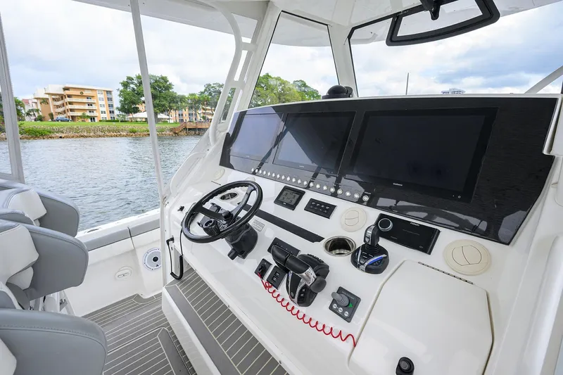 Revelry Yacht Photos Pics 41 Regulator REVELRY - Helm Station