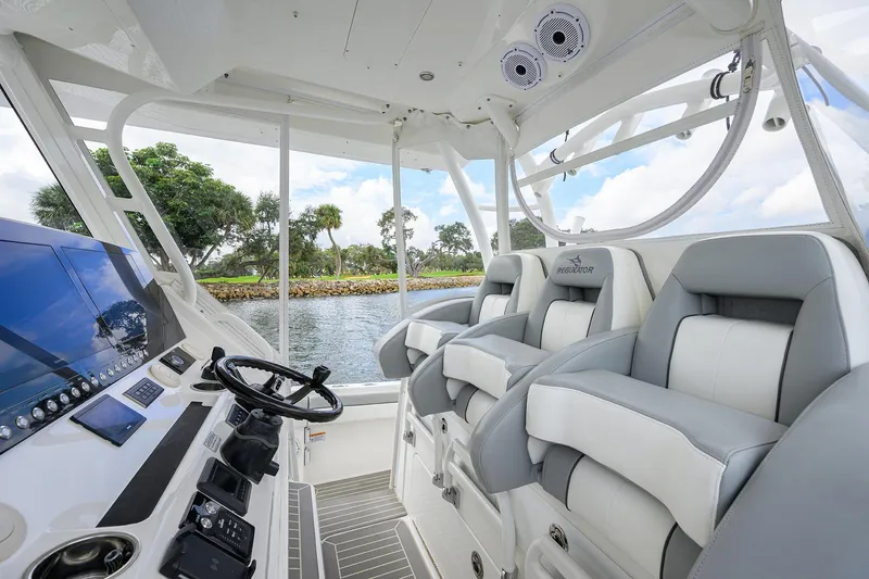Revelry Yacht Photos Pics 41 Regulator REVELRY - Helm Station Seating