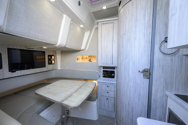 Revelry Yacht Photos Pics 41 Regulator REVELRY - Cabin Dinette