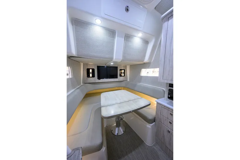 Revelry Yacht Photos Pics 41 Regulator REVELRY - Cabin Dinette