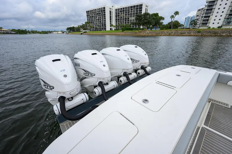 Revelry Yacht Photos Pics 41 Regulator REVELRY - Four Yamaha XF425 Engines