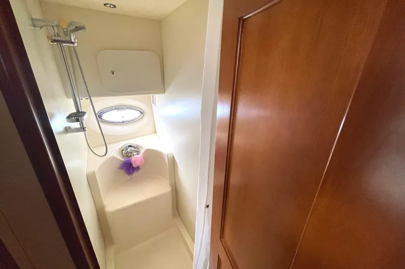 Hobe Yacht Photos Pics SEPARATE STALL SHOWER