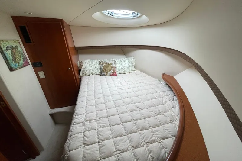 Hobe Yacht Photos Pics MASTER BERTH OVERVIEW W/HANGING CLOSET