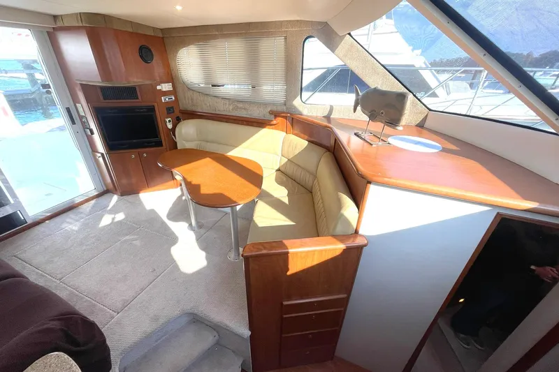Hobe Yacht Photos Pics SALON TO PORT LOOKING AFT