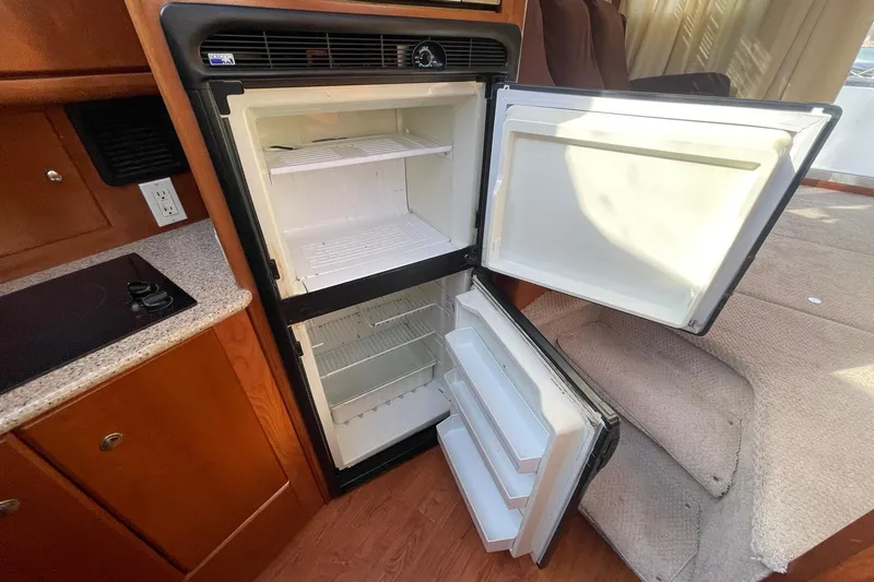 Hobe Yacht Photos Pics AC/DC VOLTAGE FRIDGE & FREEZER