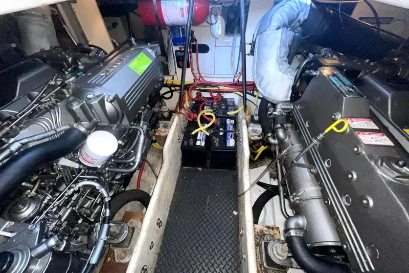 Hobe Yacht Photos Pics ENGINE ROOM