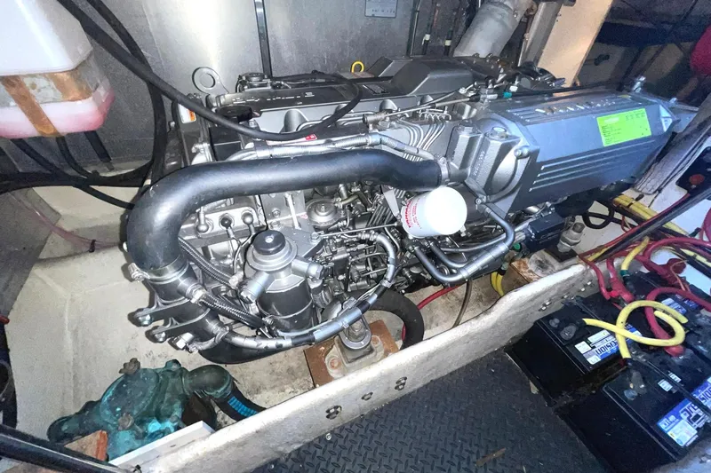 Hobe Yacht Photos Pics STARBOARD ENGINE NEW 2022!!! COMPLETE ENGINE, NOT JUST A LONG BLOCK OR REBUILD!!!