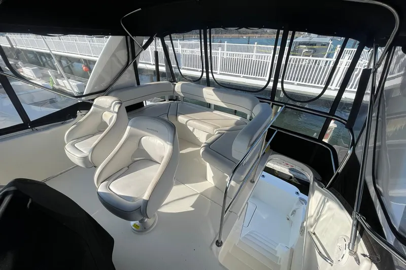 Hobe Yacht Photos Pics FLYBRIDGE OVERVIEW LOOKING AFT