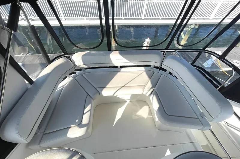 Hobe Yacht Photos Pics FLYBRIDGE AFT U-SHAPED LOUNGE SEATING