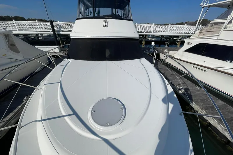 Hobe Yacht Photos Pics BOW DECK LOOKING AFT