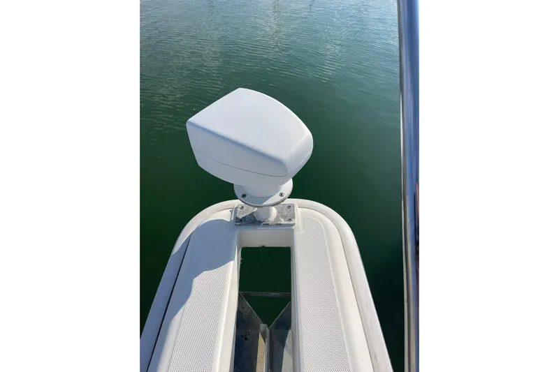 Hobe Yacht Photos Pics BOW PULPIT WITH REMOTE SPOTLIGHT
