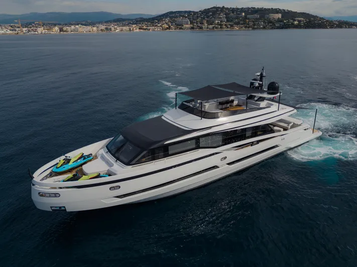 Mini K2 Yacht Photos Pics Luxury yacht Extra X99 FAST 2022 cruising on open water.