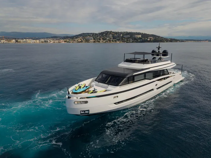 Mini K2 Yacht Photos Pics Luxury yacht Extra X99 FAST 2022 cruising near scenic coastline.