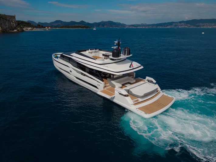 Mini K2 Yacht Photos Pics Luxury yacht Extra X99 FAST 2022 cruising in open sea.