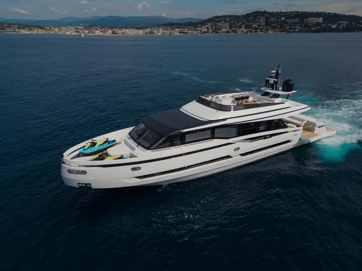 Mini K2 Yacht Photos Pics Luxury yacht Extra X99 FAST 2022 cruising on open sea near coastal city.