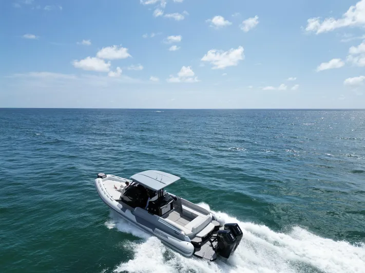  Yacht Photos Pics 2025 Ranieri CAYMAN 38.0 EXECUTIVE boat cruising on open water.