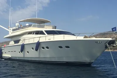 Ferretti Yachts 225