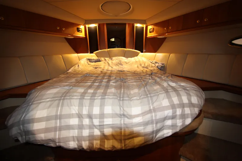  Yacht Photos Pics Luxurious bedroom interior of 2003 Cruisers Yachts 4450 Express Motoryacht.