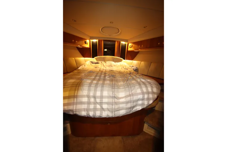  Yacht Photos Pics Luxurious bedroom interior of 2003 Cruisers Yachts 4450 Express Motoryacht.