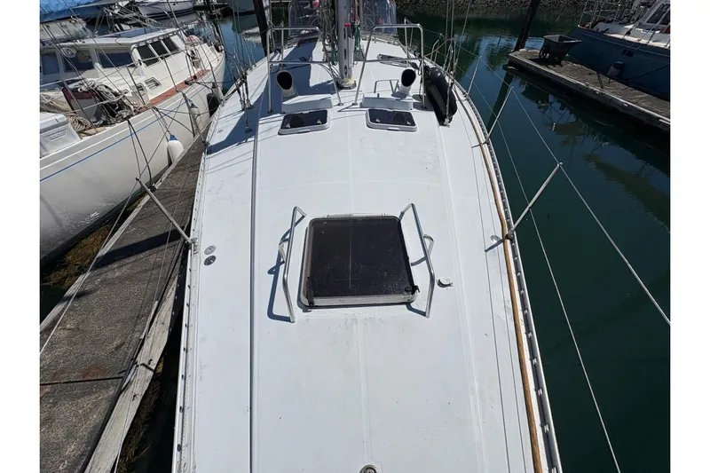 Skye Yacht Photos Pics 1990 Beneteau Oceanis 500 sailboat deck view in marina setting.