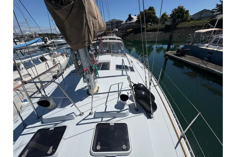 Skye Yacht Photos Pics Deck view of a 1990 Beneteau Oceanis 500 sailboat docked in a marina.