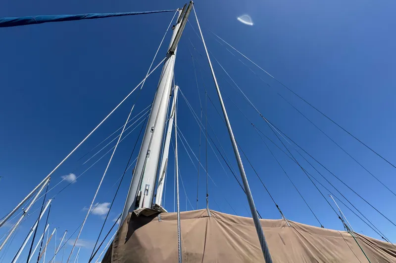 Skye Yacht Photos Pics Mast and rigging of 1990 Beneteau Oceanis 500 sailboat against clear blue sky.