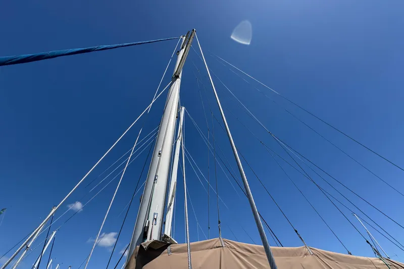 Skye Yacht Photos Pics Mast and rigging of 1990 Beneteau Oceanis 500 sailboat against clear blue sky.