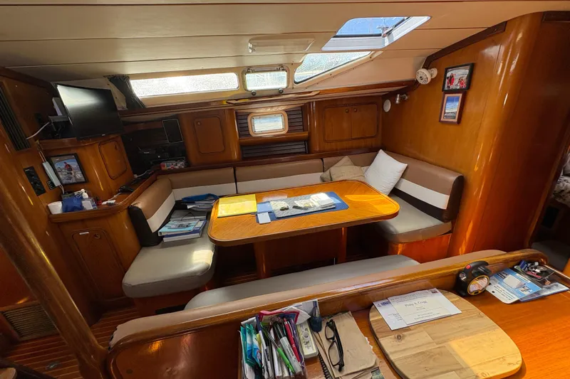 Skye Yacht Photos Pics Interior of 1990 Beneteau Oceanis 500 sailboat with cozy seating and wooden finishes.