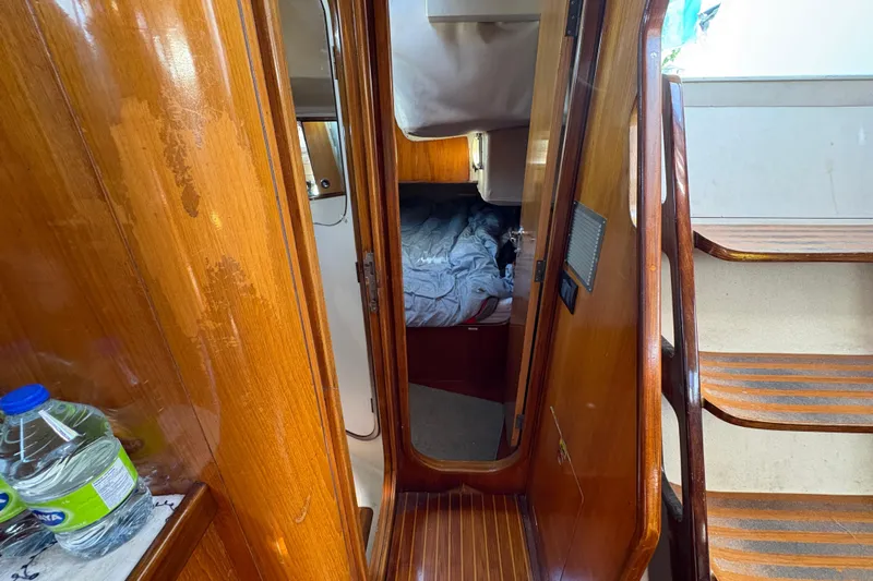 Skye Yacht Photos Pics Interior of 1990 Beneteau Oceanis 500 sailboat with wooden finish and cozy cabin.