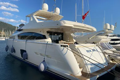 Ferretti Yachts 800