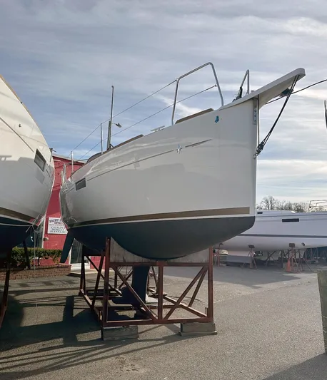  Yacht Photos Pics 2020 Jeanneau Sun Odyssey 349 sailboat on display, side view, outdoors.