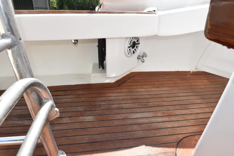 Double Trouble Yacht Photos Pics Custom Carolina 28 Cape Lookout boat deck with wooden flooring and metal railing, 2007 model.