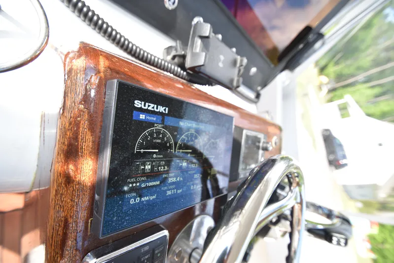 Double Trouble Yacht Photos Pics Close-up of a 2007 Custom Carolina 28 Cape Lookout boat dashboard with Suzuki display.