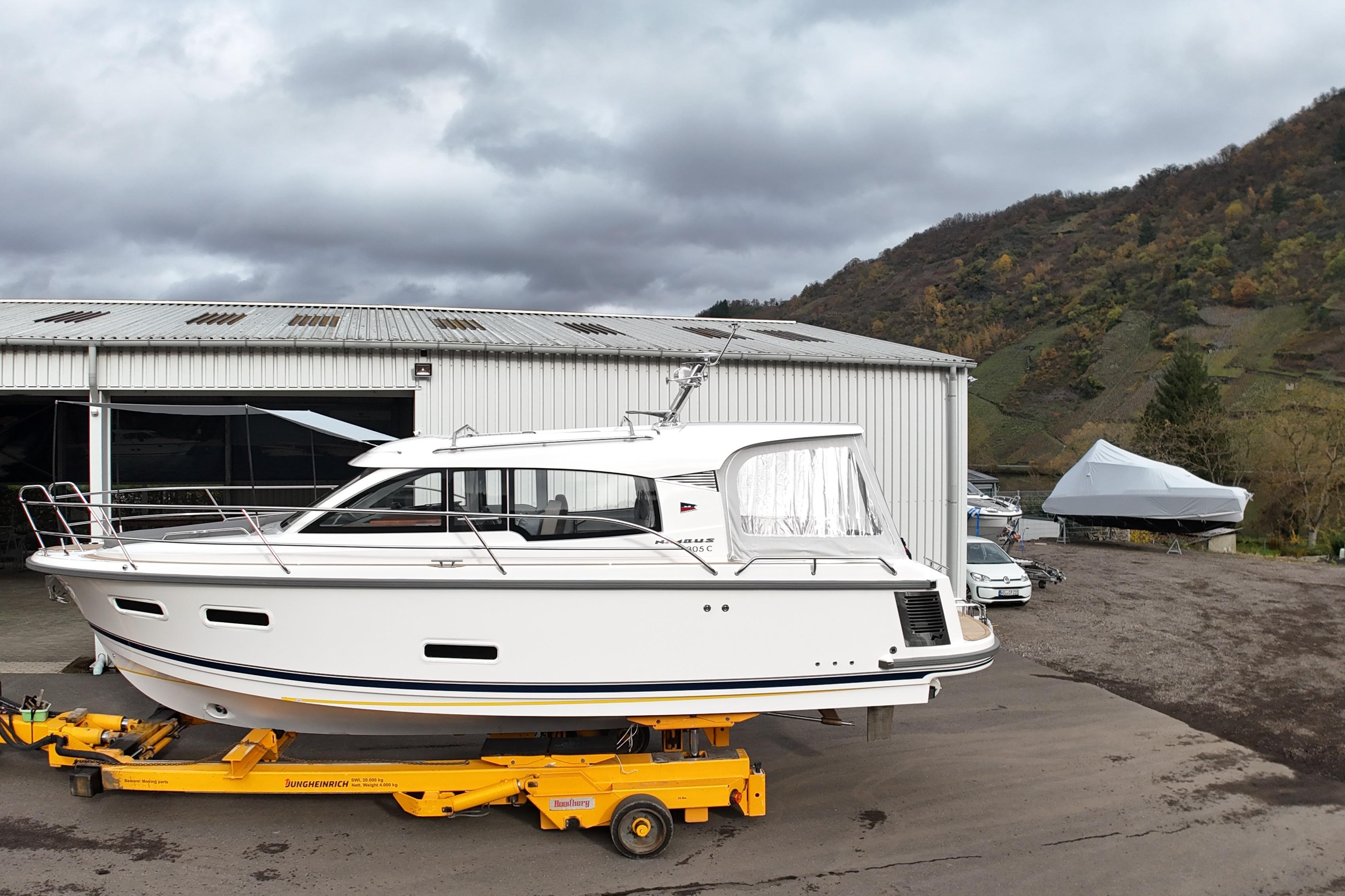 2025 Nimbus 305 Coupe