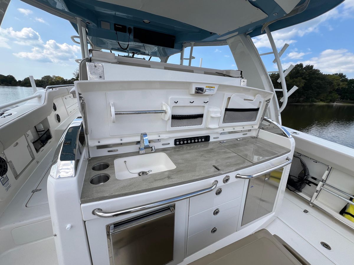 2023 Boston Whaler 42 