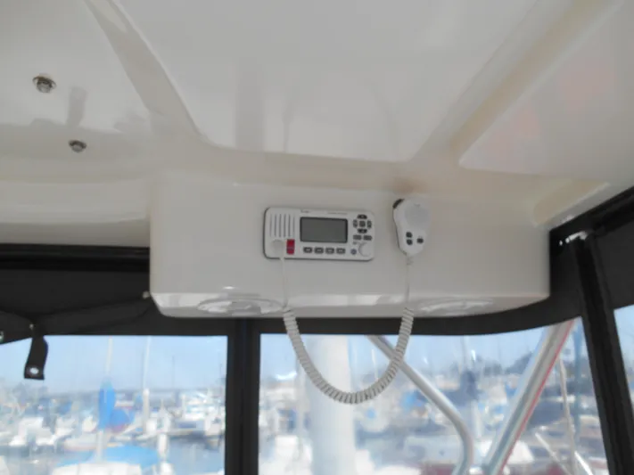Delfini Yacht Photos Pics 2007 Wellcraft Coastal 270 boat interior with mounted marine radio.