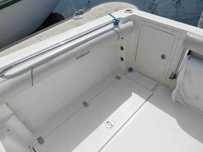 Delfini Yacht Photos Pics 2007 Wellcraft Coastal 270 boat deck with storage compartments.