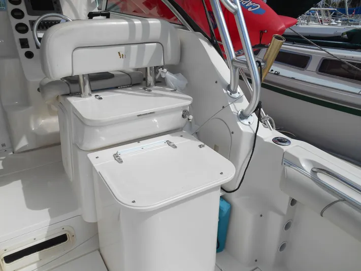 Delfini Yacht Photos Pics 2007 Wellcraft Coastal 270 boat interior with white seating and storage compartments.