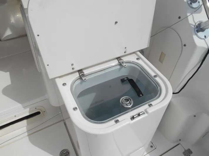 Delfini Yacht Photos Pics 2007 Wellcraft Coastal 270 livewell with open lid.