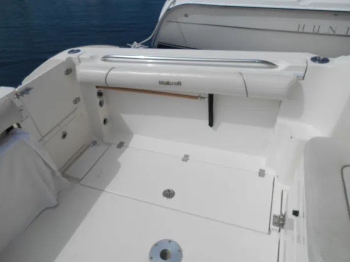 Delfini Yacht Photos Pics 2007 Wellcraft Coastal 270 boat deck with storage compartments.
